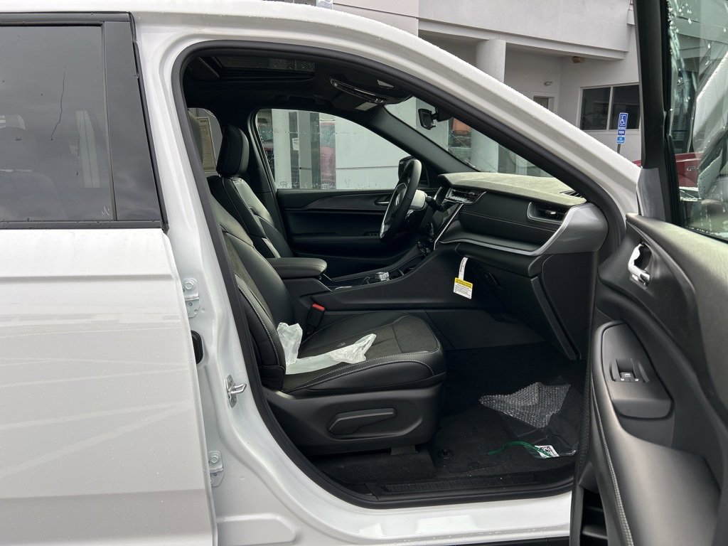 New 2025 Jeep Grand Cherokee 4WD image 8