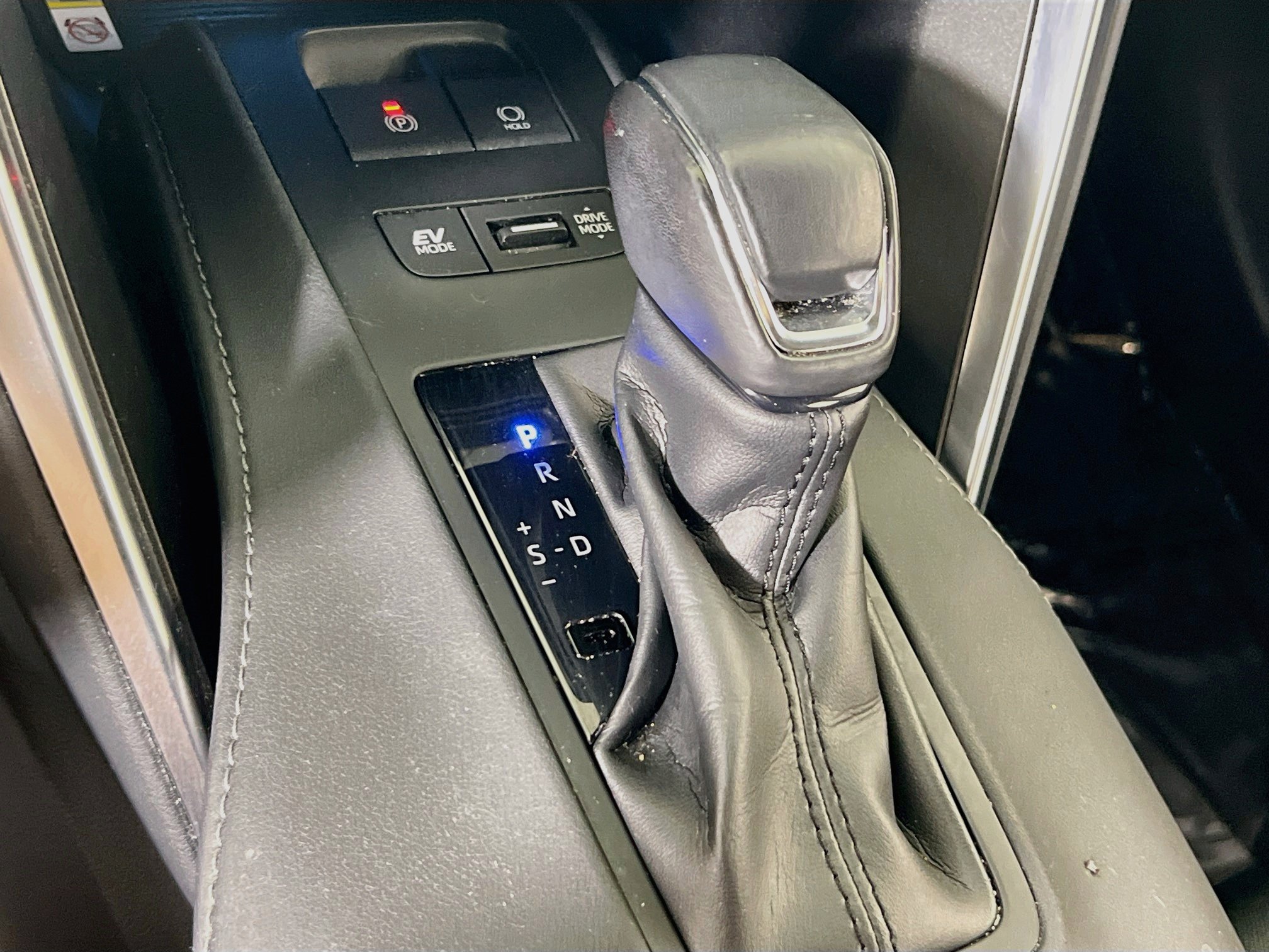 Used 2021 Toyota Venza LE AWD/4WD image 16