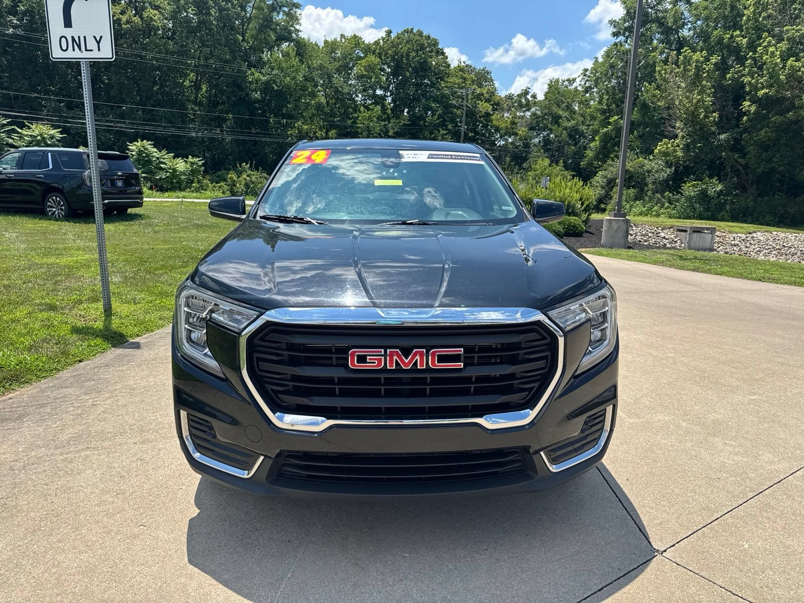 Used 2024 GMC Terrain SLE AWD/4WD image 2