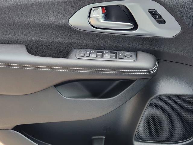 New 2026 Chrysler Pacifica Limited FWD image 18