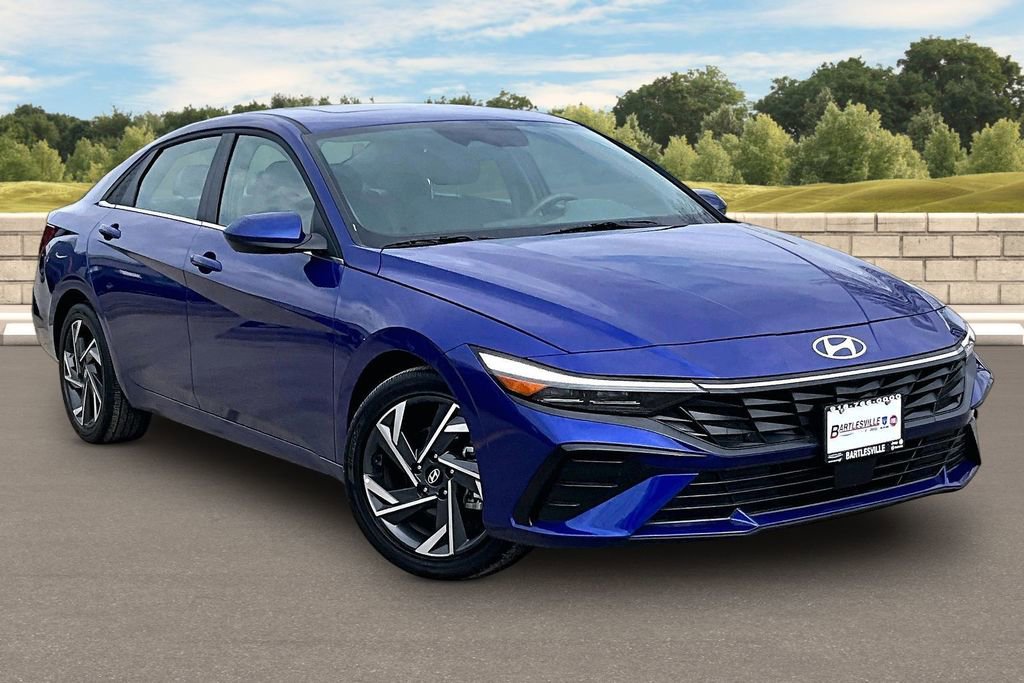Used 2025 Hyundai Elantra SEL image 2