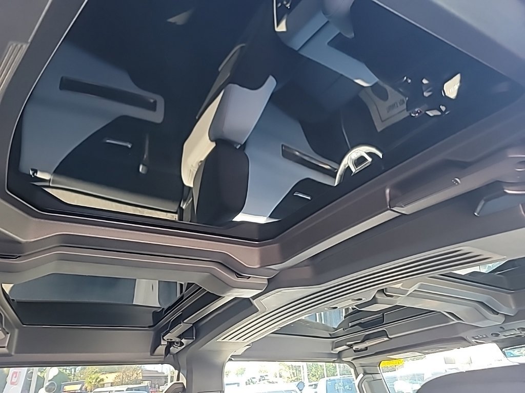 Used 2025 GMC Hummer EV 2X w/ LPO, Dark Essentials Package AWD/4WD image 15
