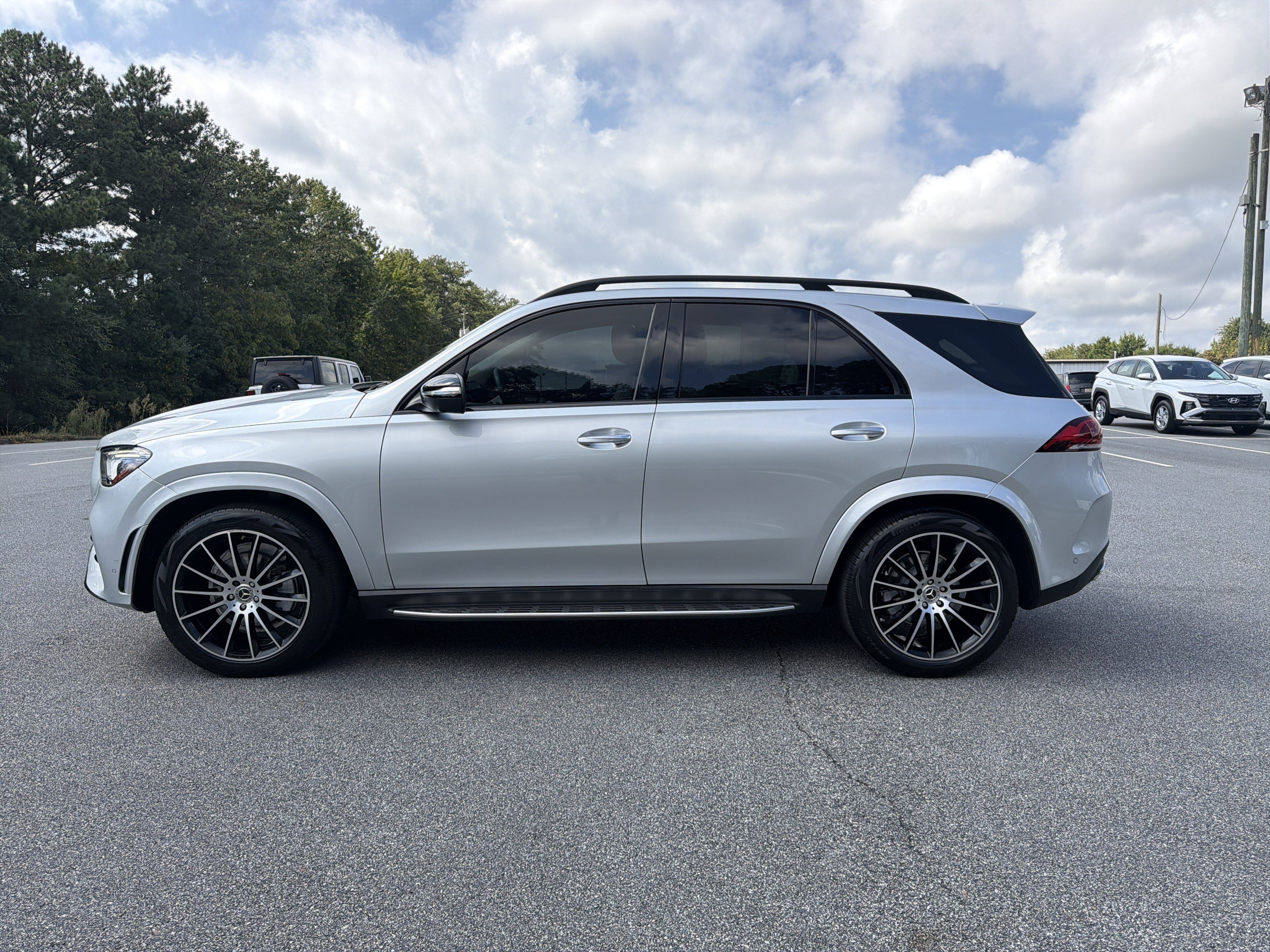 Used 2021 Mercedes-Benz GLE 350 w/ AMG Line Exterior image 4