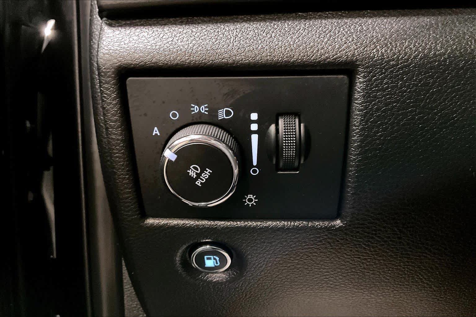 Used 2021 Jeep Grand Cherokee Laredo AWD/4WD image 34