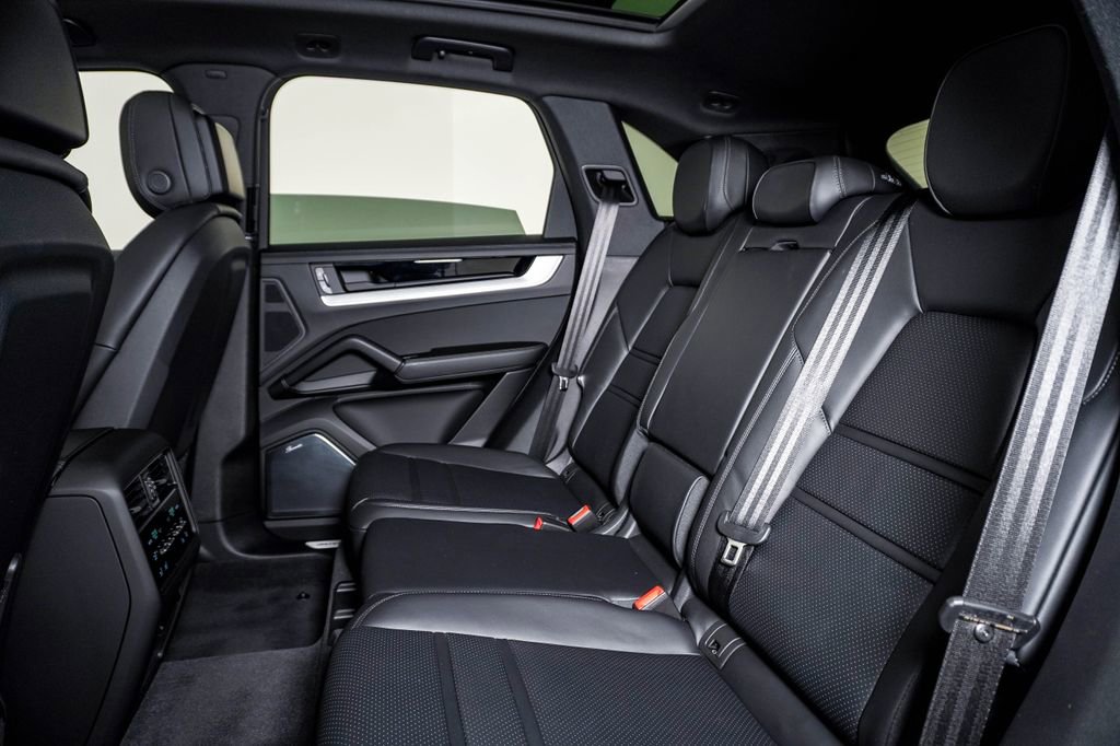 Certified 2025 Porsche Cayenne E-Hybrid AWD/4WD image 17