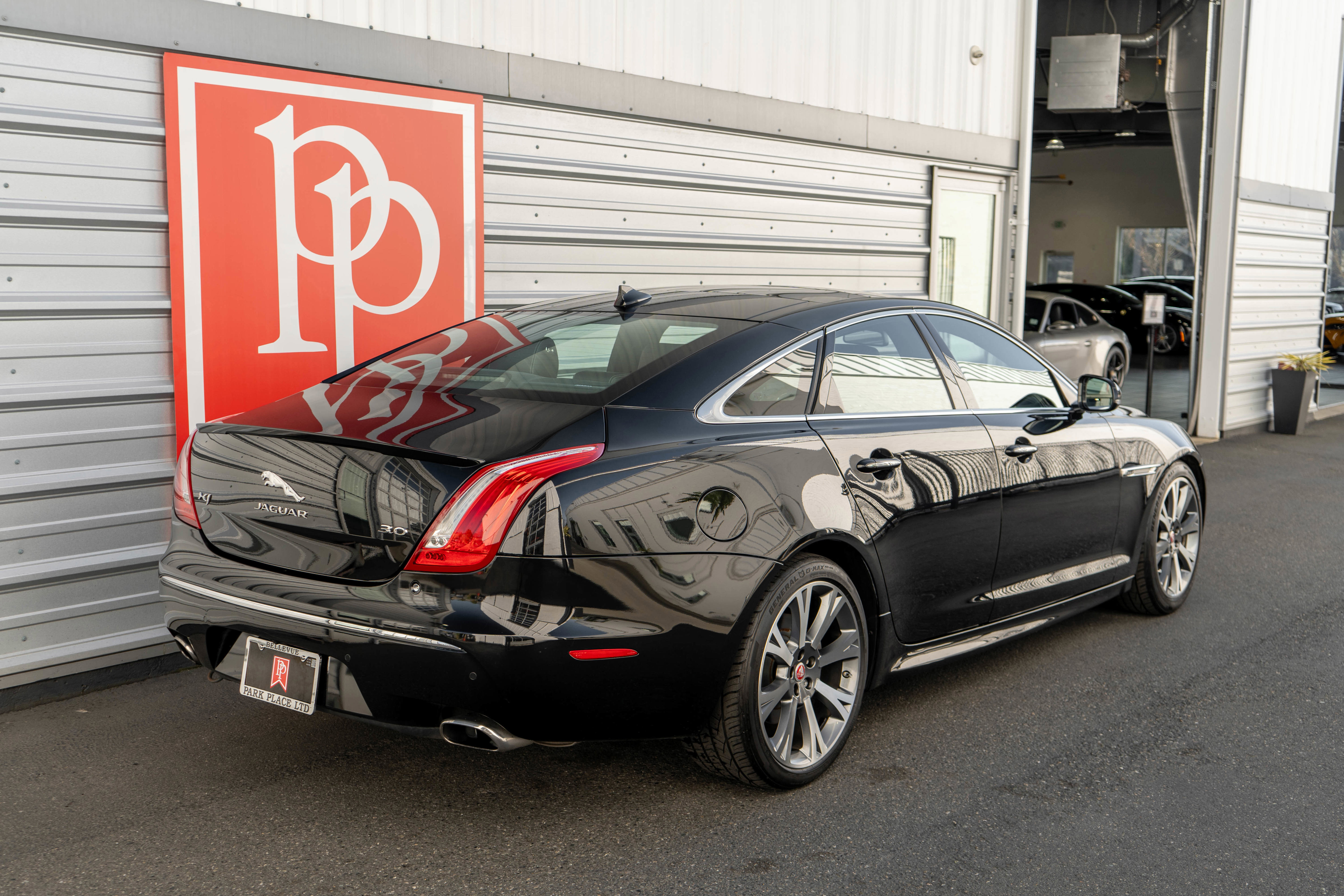 Used 2015 Jaguar XJ image 42