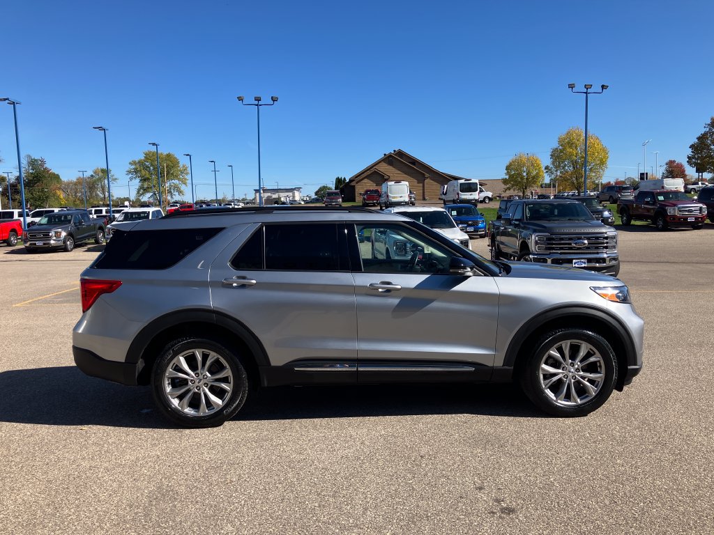 Used 2024 Ford Explorer XLT w/ Equipment Group 202A AWD/4WD image 7