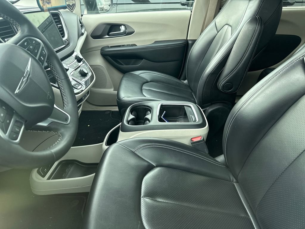 Used 2023 Chrysler Pacifica Touring-L FWD image 7