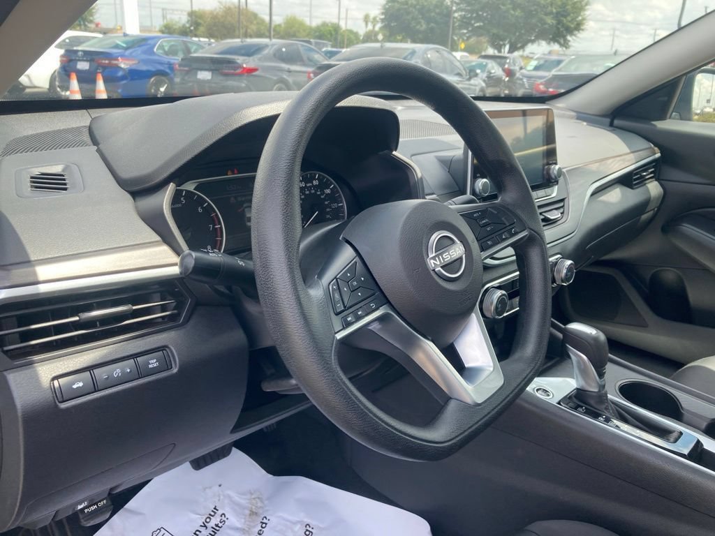 Used 2025 Nissan Altima 2.5 SV FWD image 9