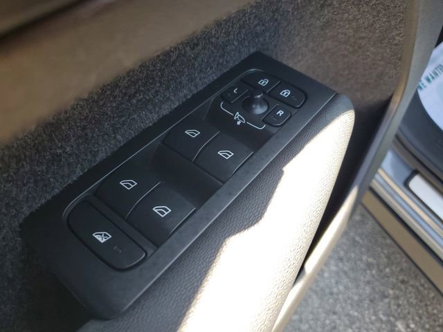 Used 2023 Volvo XC40 B5 Plus w/ Climate Package image 22