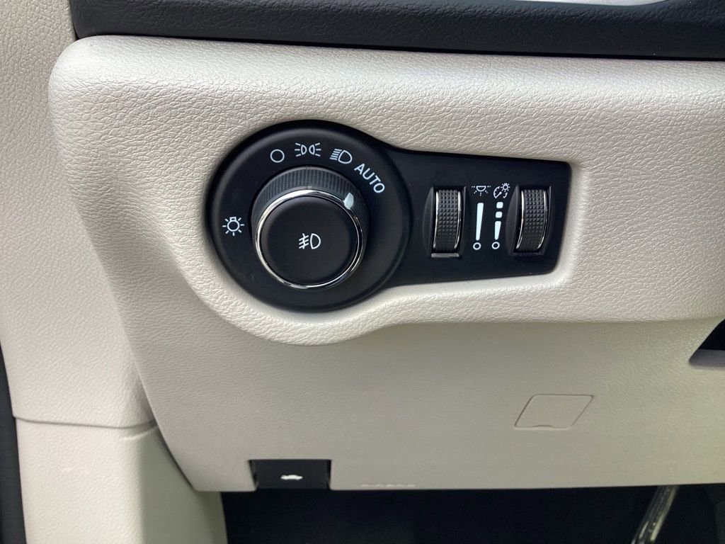 Used 2023 Chrysler Pacifica Touring-L FWD image 32