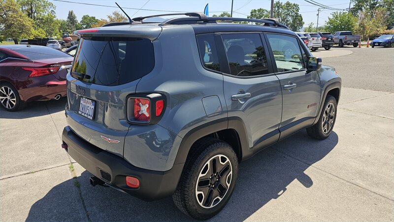 Used 2017 Jeep Renegade Trailhawk image 3
