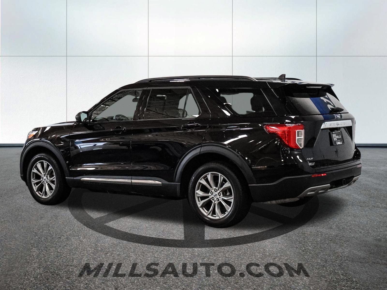 Used 2024 Ford Explorer XLT w/ Equipment Group 202A AWD/4WD image 4