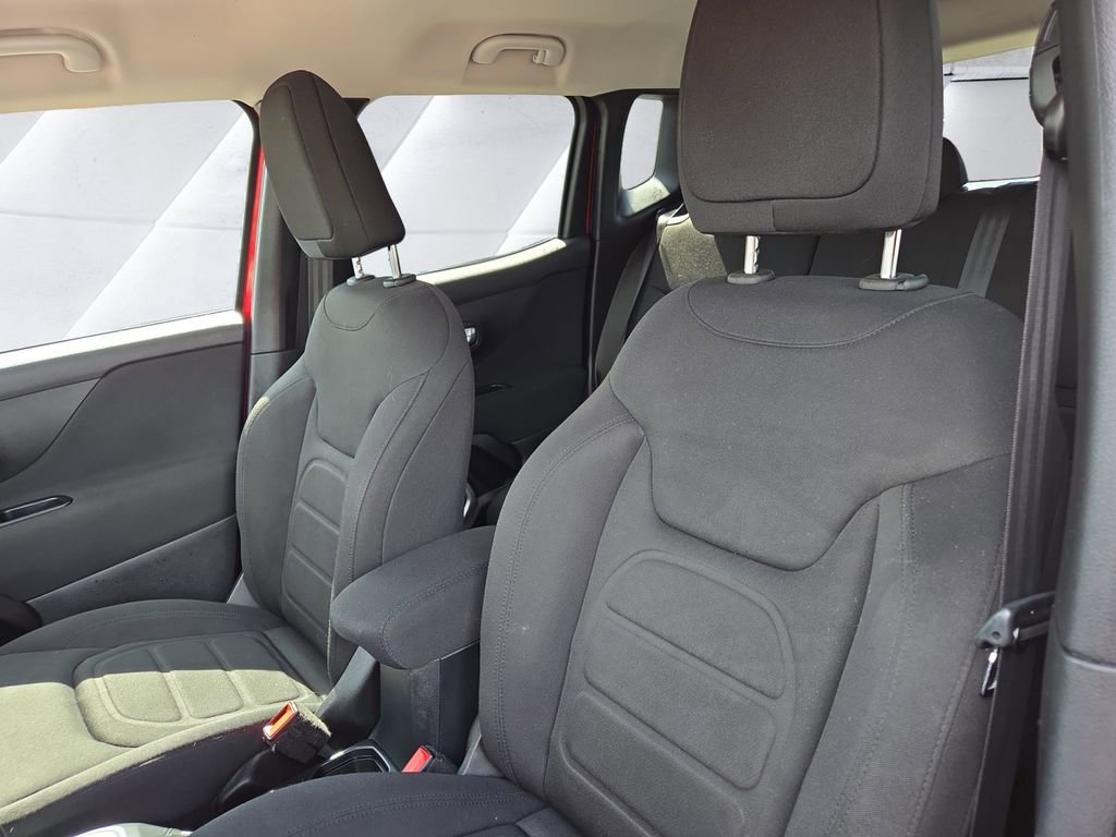 Used 2018 Jeep Renegade Latitude w/ Cold Weather Group image 7