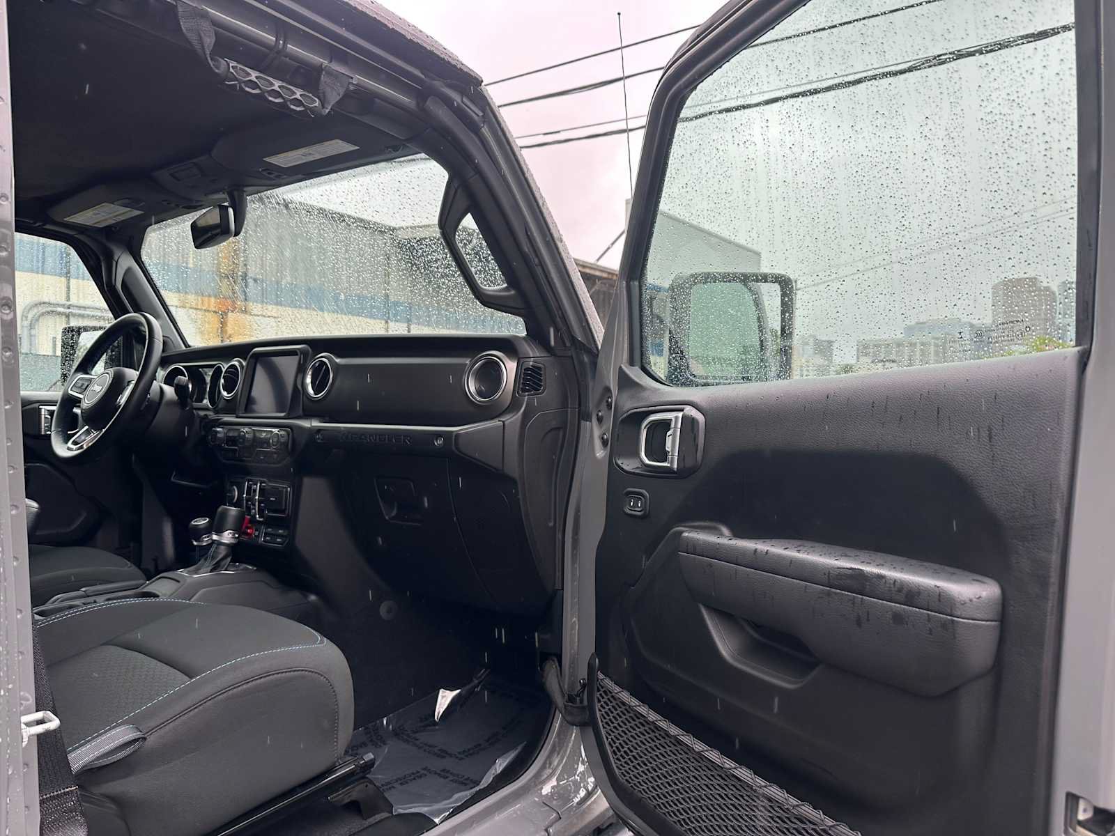 Used 2022 Jeep Wrangler Unlimited Rubicon 4xe AWD/4WD image 11