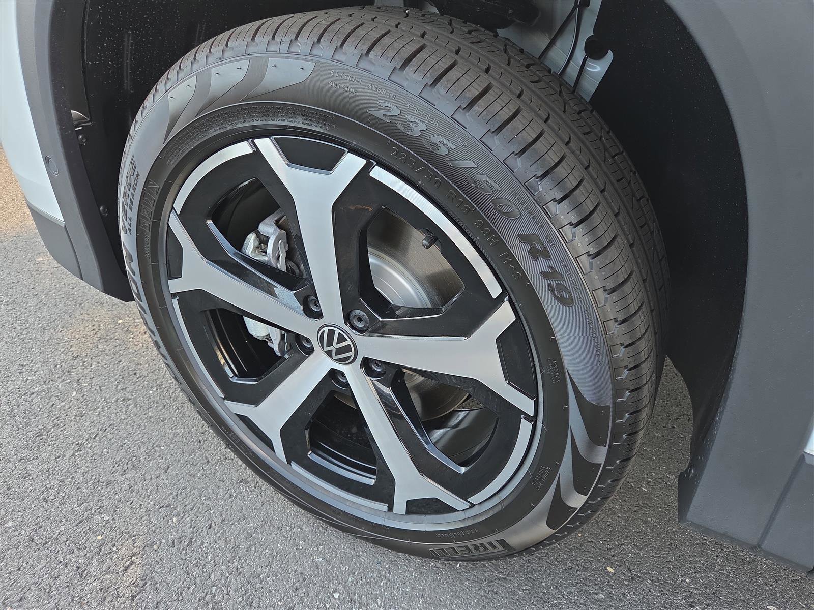 New 2025 Volkswagen Tiguan SE image 10