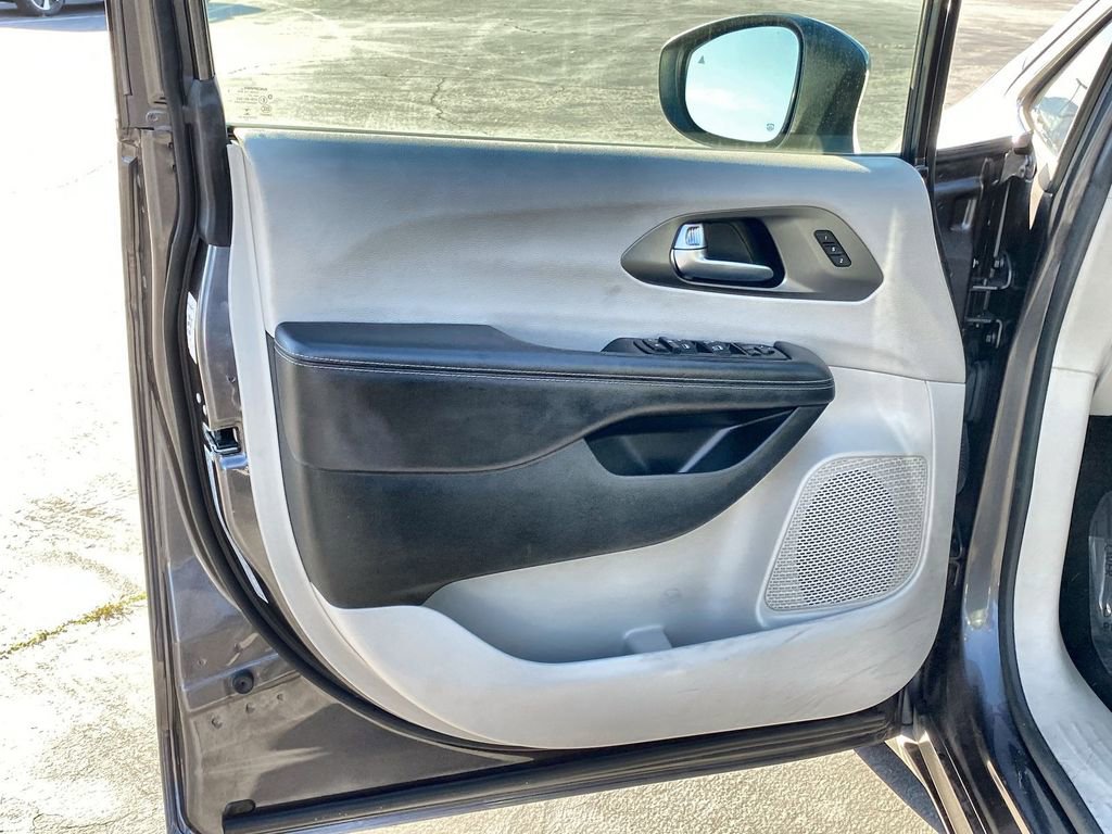 Used 2023 Chrysler Pacifica Touring-L image 22