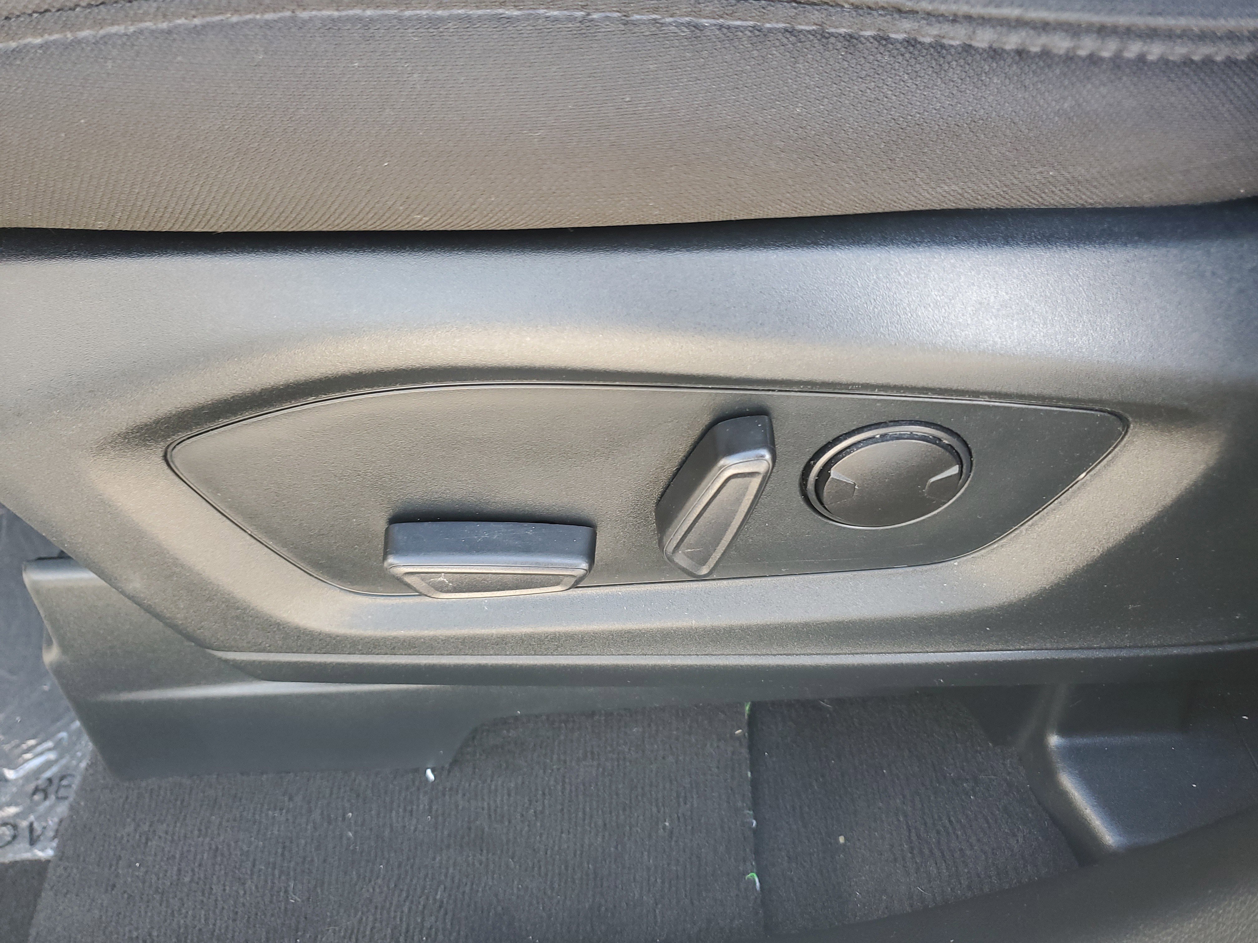 Used 2023 Ford Explorer XLT image 10