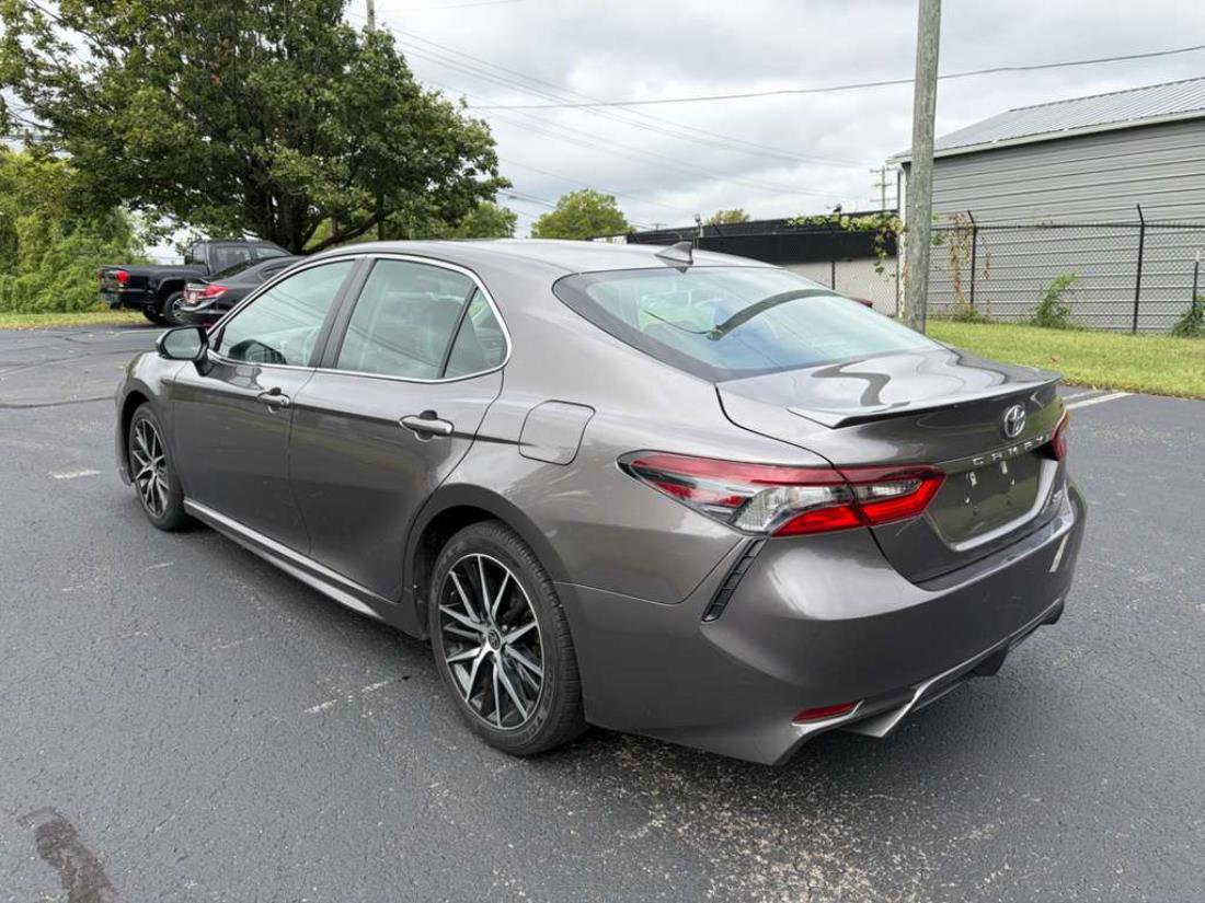 Used 2023 Toyota Camry SE image 6
