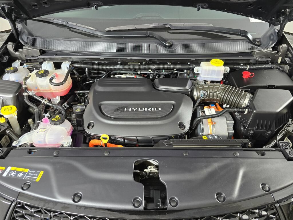 Used 2023 Chrysler Pacifica Limited w/ Uconnect Theater Family Group FWD image 11
