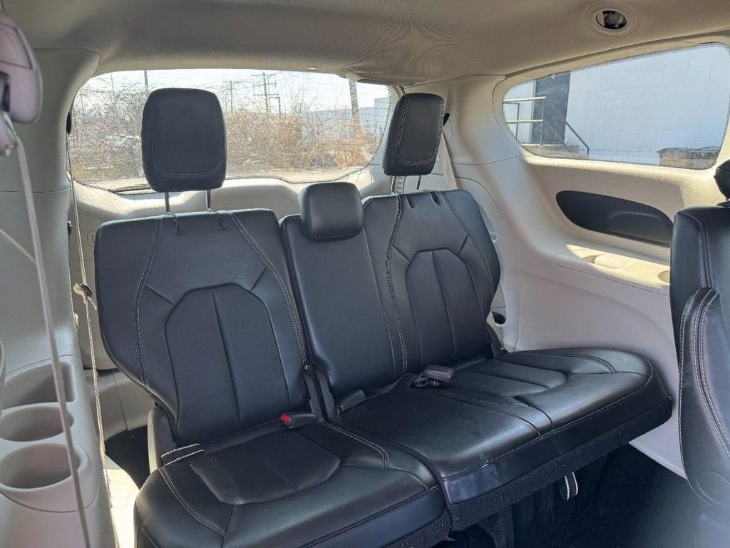 Used 2024 Chrysler Pacifica Touring-L image 10
