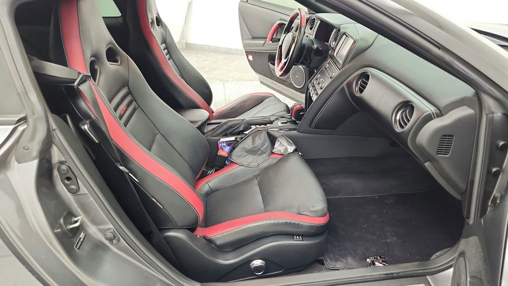Used 2016 Nissan GT-R Black Edition image 39