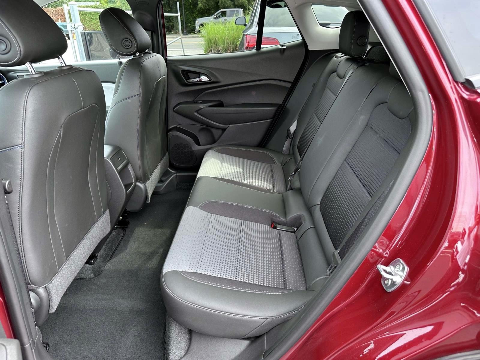 Used 2024 Chevrolet Trax LT w/ LT Convenience Package FWD image 12