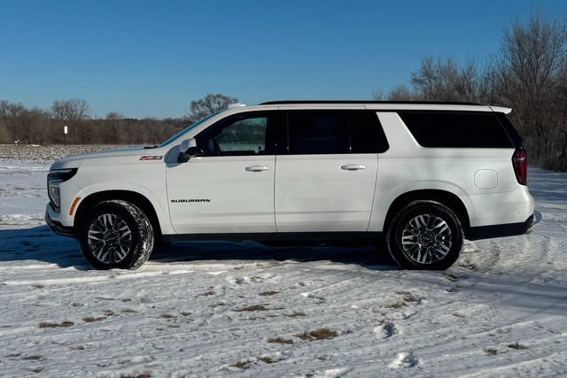 Used 2025 Chevrolet Suburban Z71 AWD/4WD image 2