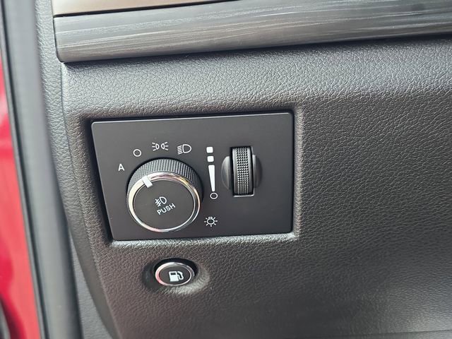 Used 2021 Jeep Grand Cherokee Laredo image 28