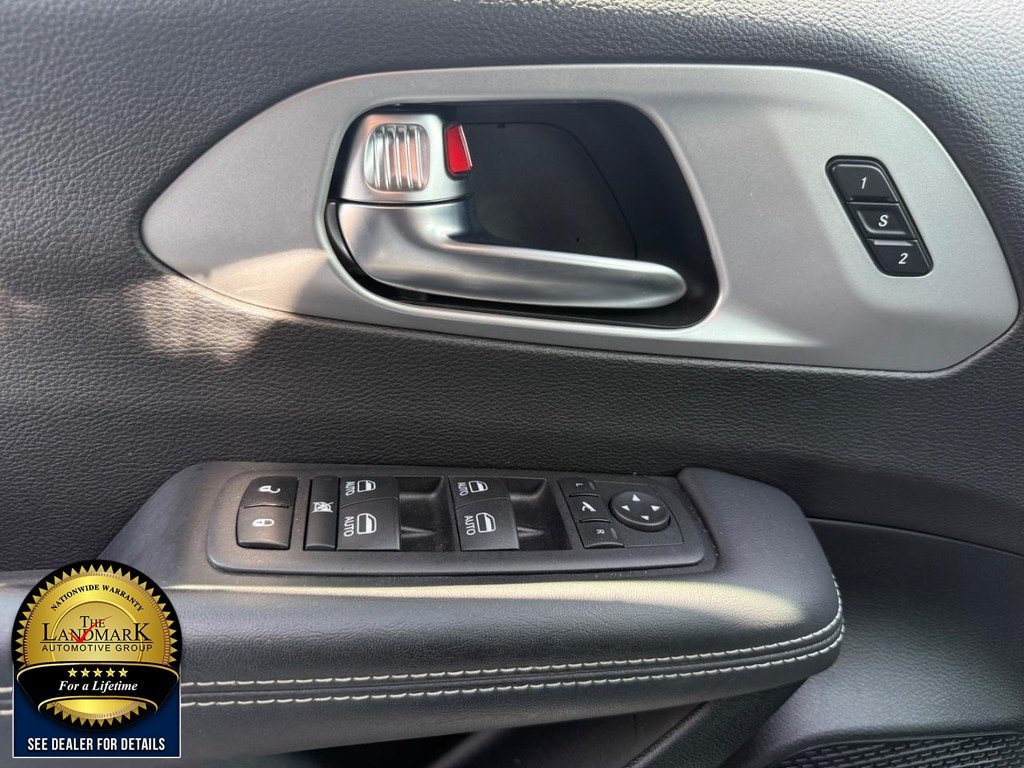 Used 2025 Chrysler Pacifica Limited FWD image 8