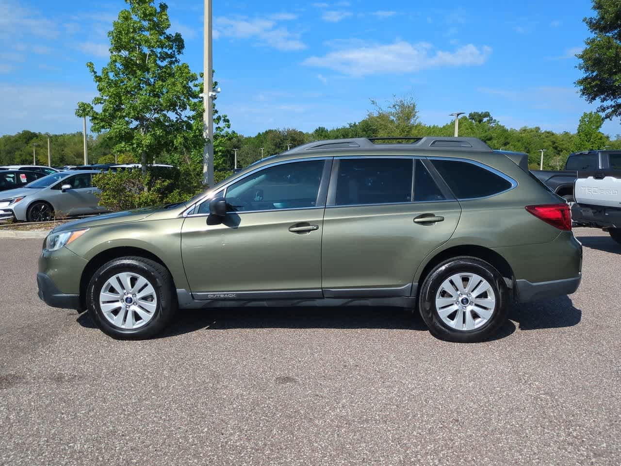 Used 2017 Subaru Outback 2.5i AWD/4WD image 3