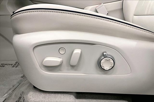 Used 2025 Buick Enclave Avenir image 32