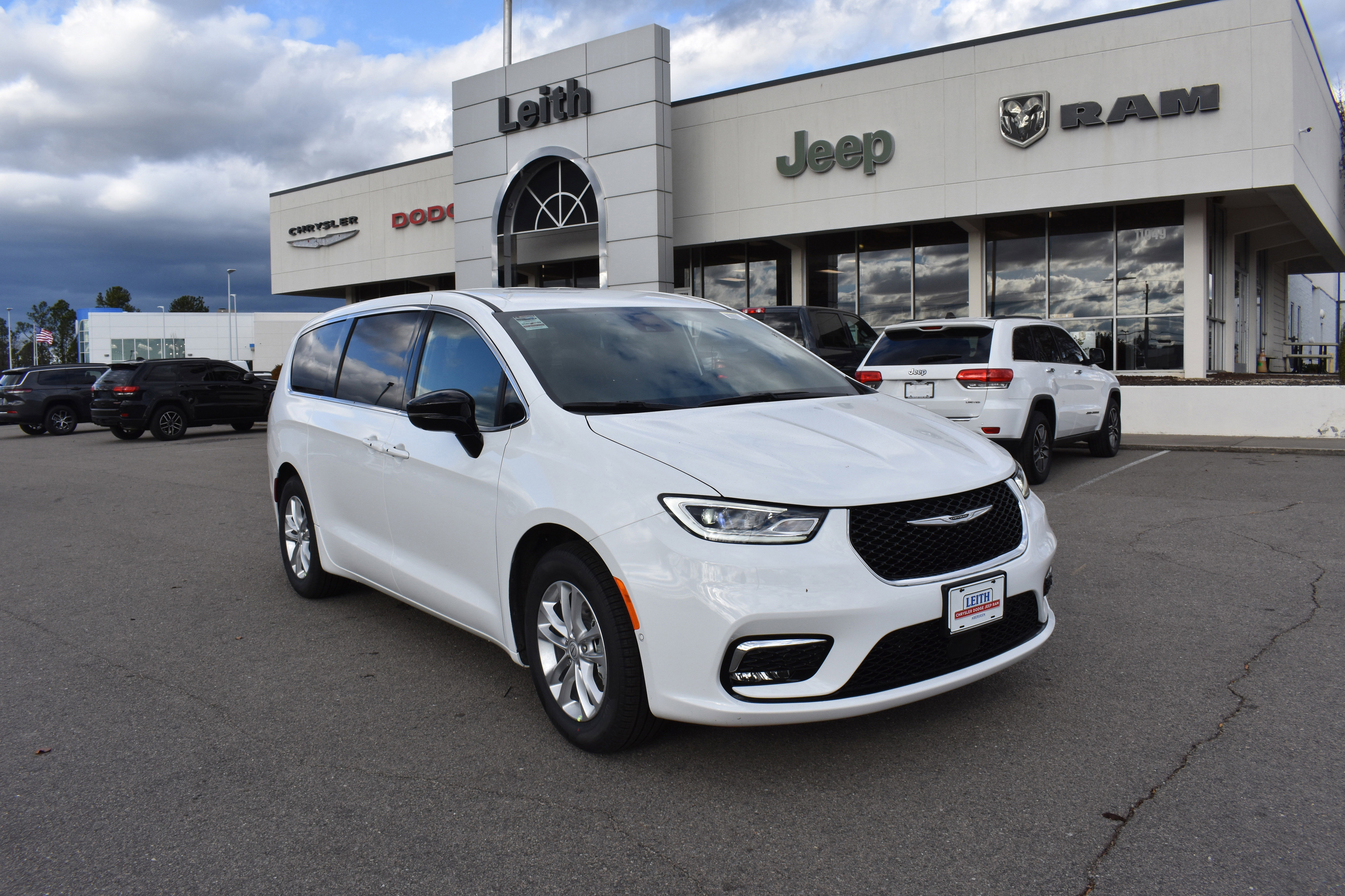 New 2026 Chrysler Pacifica Select image 1