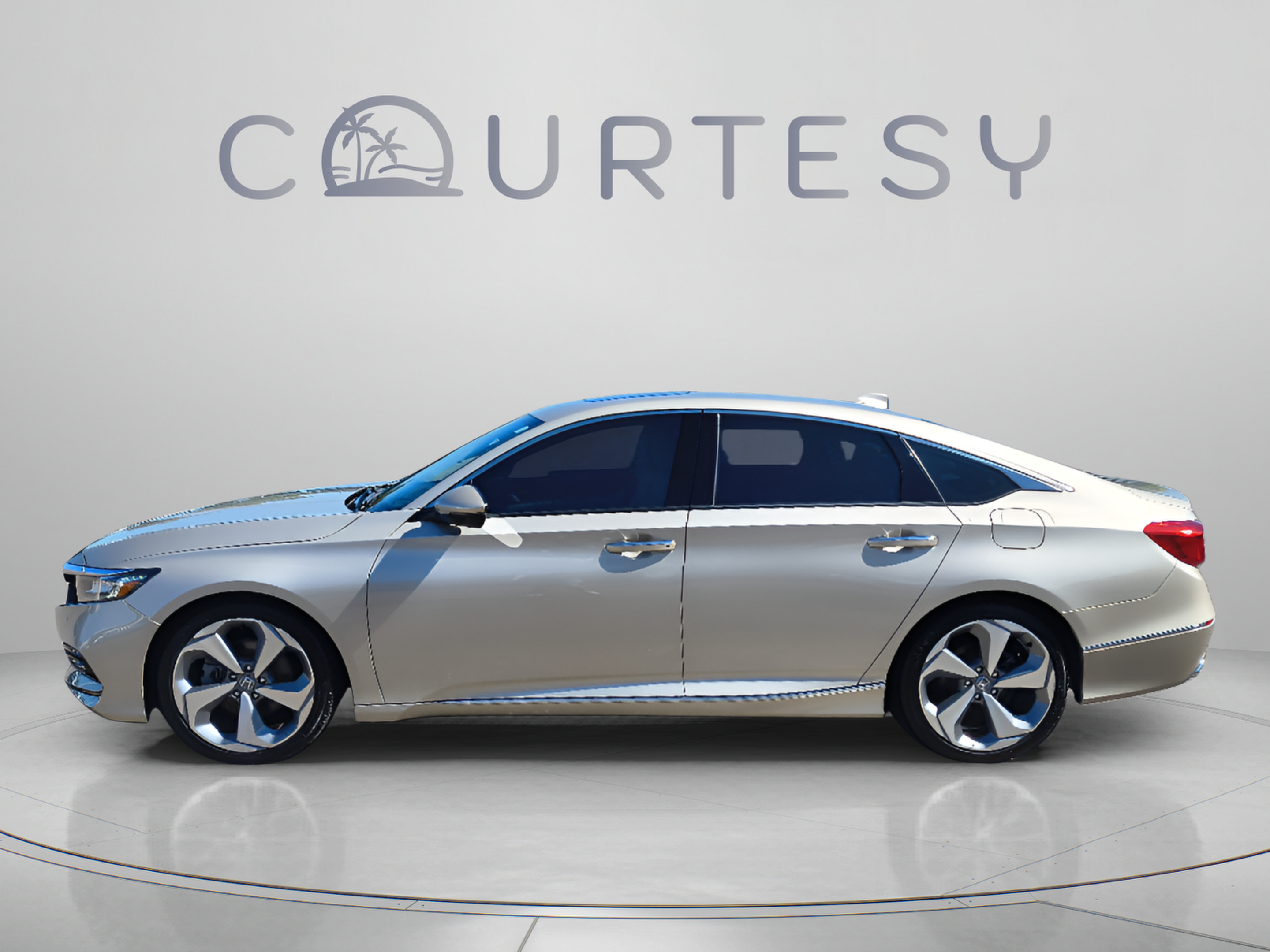Used 2018 Honda Accord Touring image 2