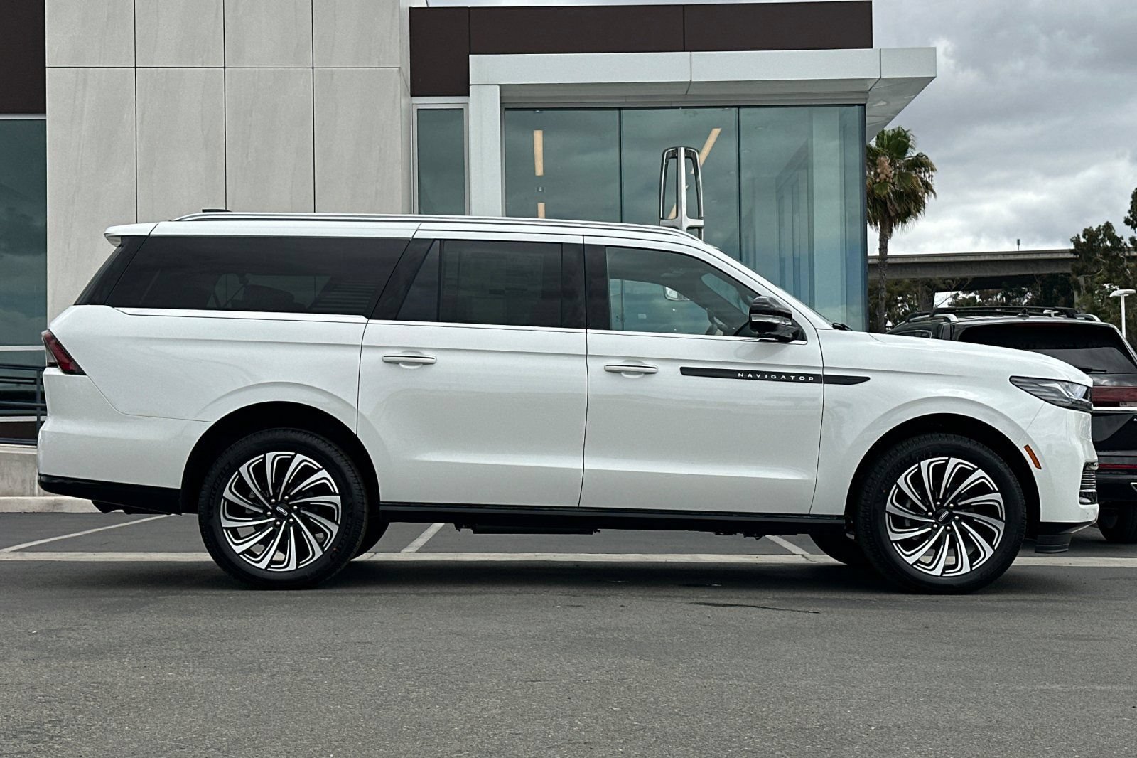 New 2026 Lincoln Navigator L Black Label AWD/4WD image 2