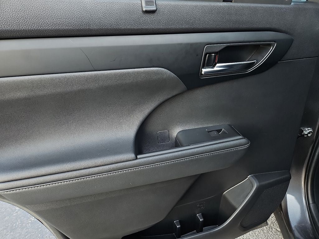 Used 2022 Toyota Highlander XLE FWD image 17
