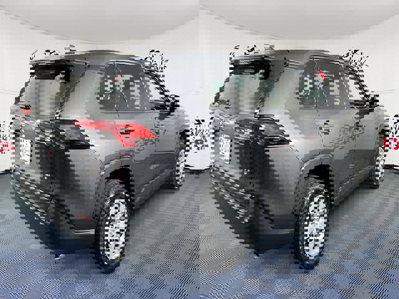 Used 2022 Toyota RAV4 LE image 8