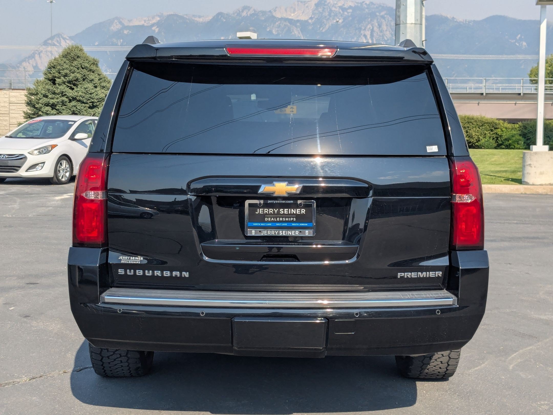 Used 2020 Chevrolet Suburban Premier w/ 6.2L Performance Package AWD/4WD image 5