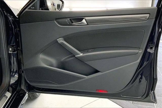 Used 2022 Volkswagen Passat 2.0T R-Line image 24