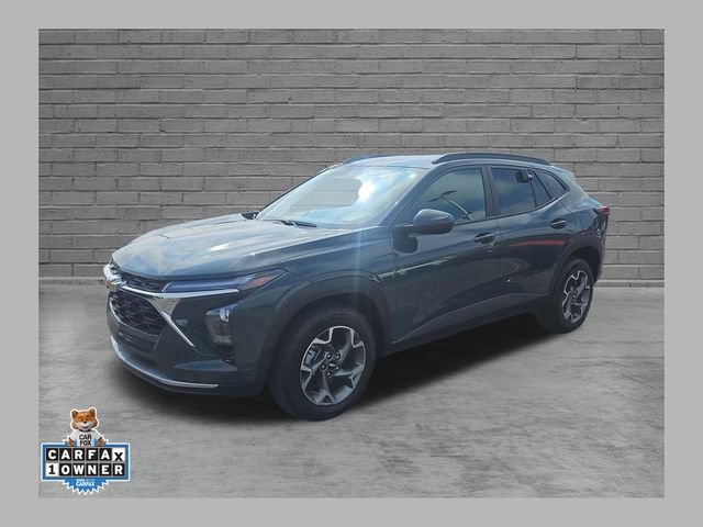 Used 2025 Chevrolet Trax LT FWD image 1