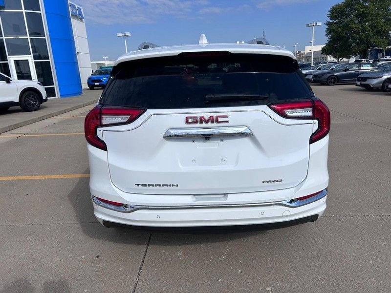 Used 2024 GMC Terrain Denali image 3
