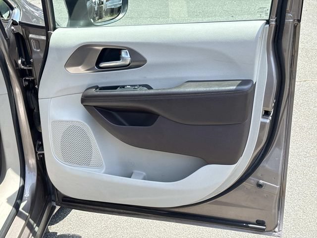 Used 2017 Chrysler Pacifica Touring FWD image 8