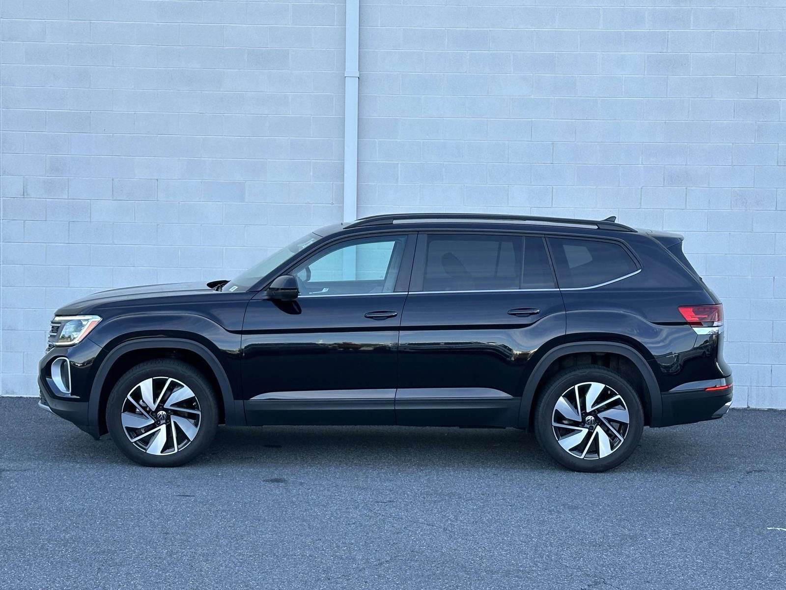 Used 2024 Volkswagen Atlas SE image 3