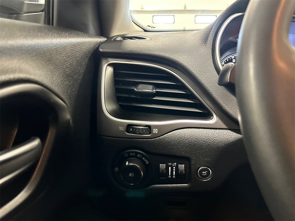 Used 2021 Jeep Cherokee Latitude Lux w/ Comfort/Convenience Group image 19