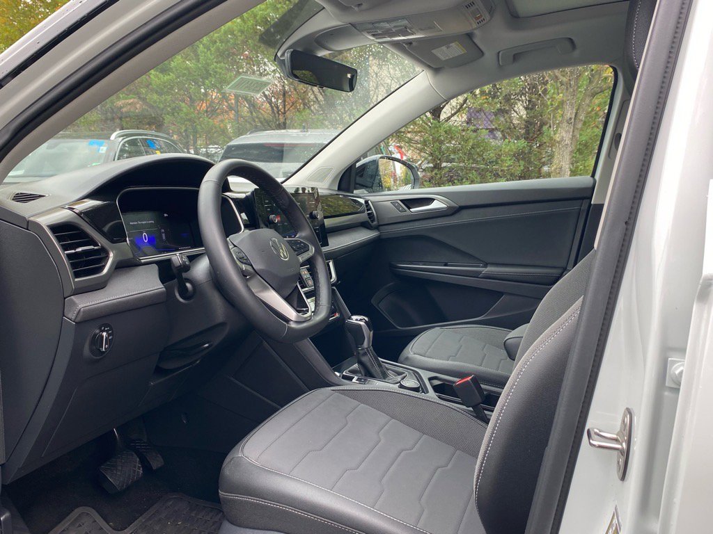 Used 2025 Volkswagen Taos SE image 11