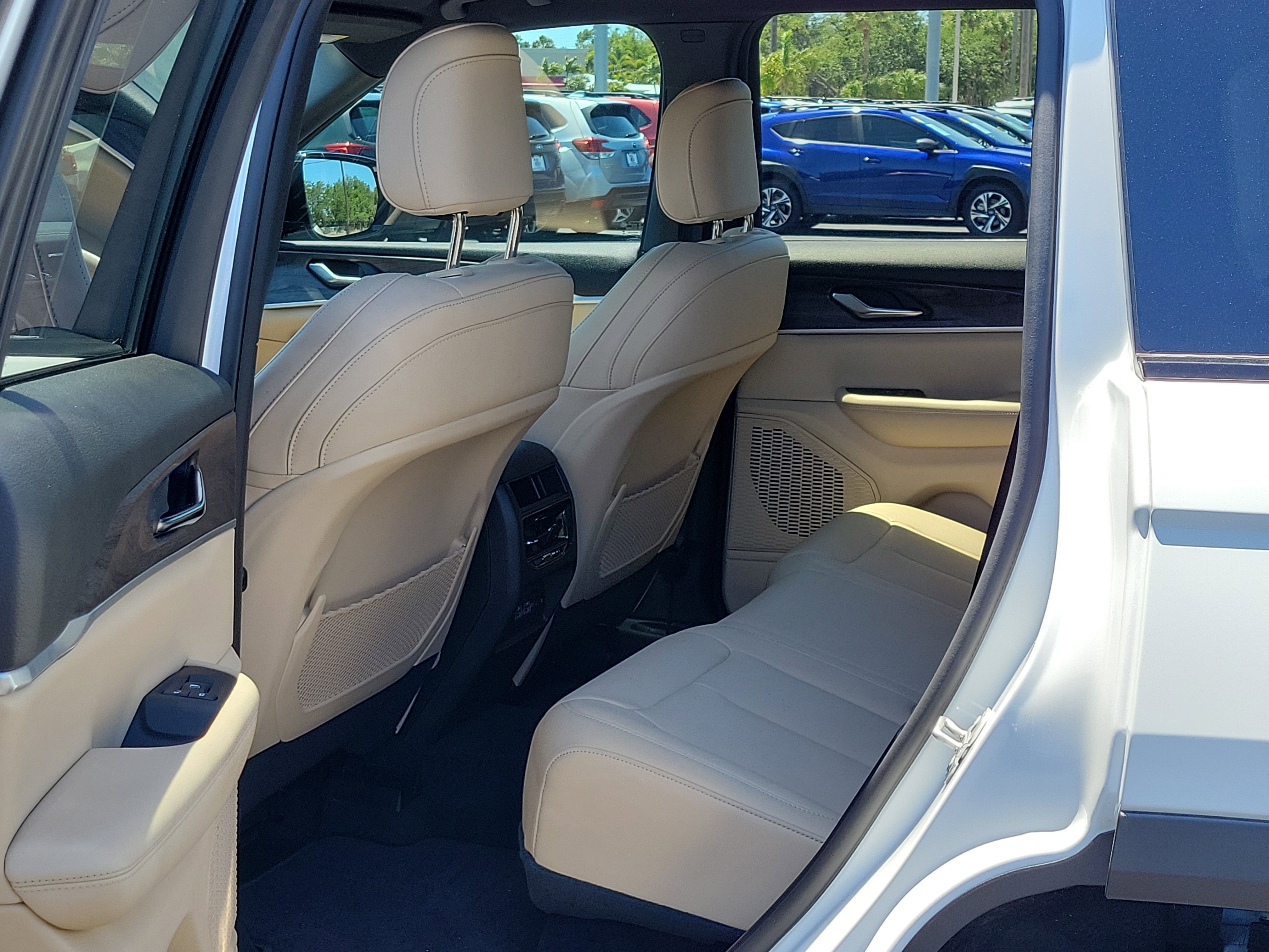 Used 2023 Jeep Grand Cherokee Limited w/ Black Appearance Package AWD/4WD image 14