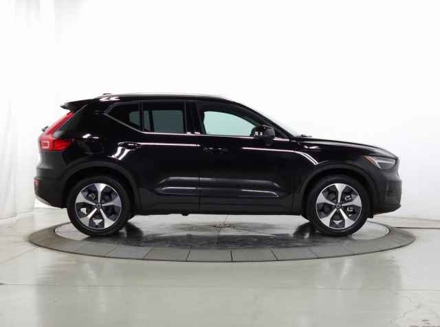 Certified 2023 Volvo XC40 B5 Plus w/ Protection Package Premier image 13