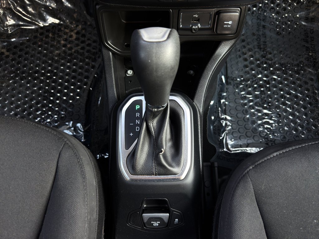 Used 2018 Jeep Renegade Altitude w/ Cold Weather Group FWD image 19