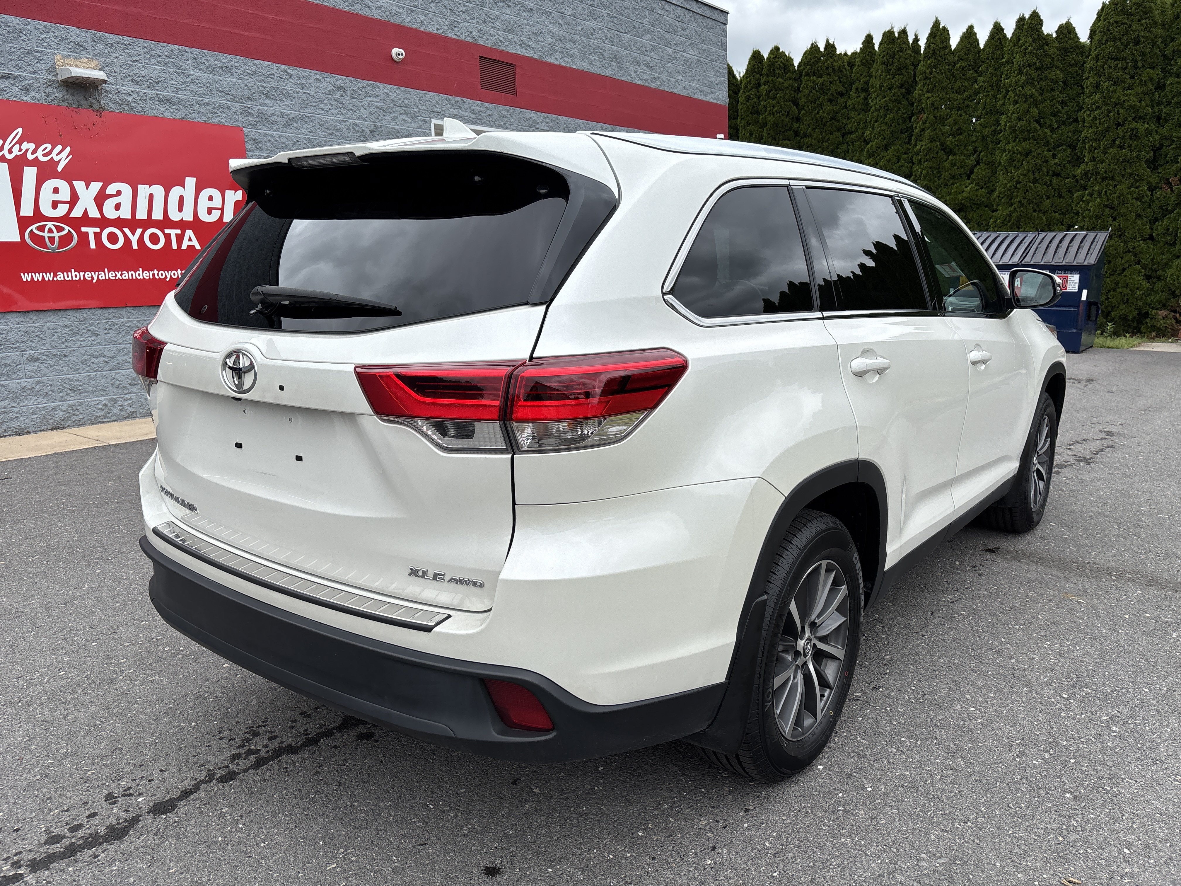 Used 2019 Toyota Highlander XLE AWD/4WD video 3