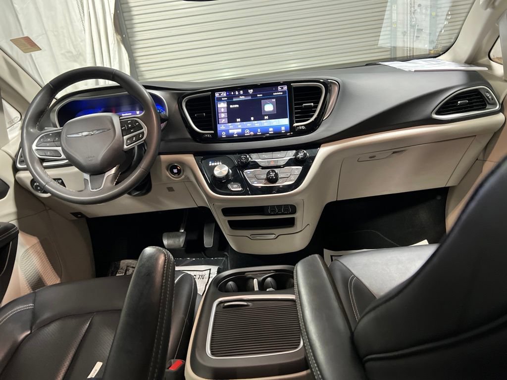 Used 2023 Chrysler Pacifica Touring-L FWD image 13